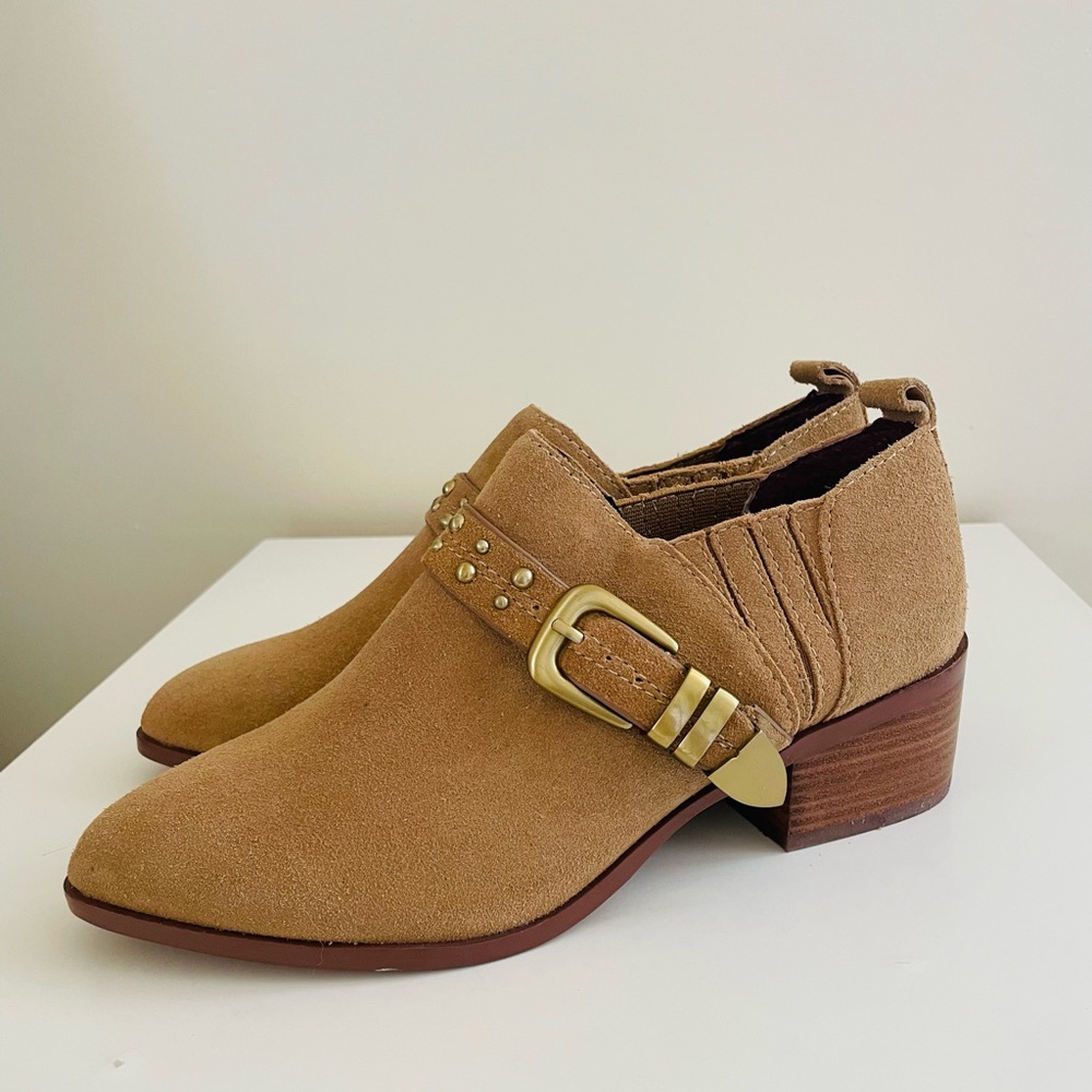 BCBGeneration Women’s Size 7 M Loela Western Shootie Wheat Tan Suede